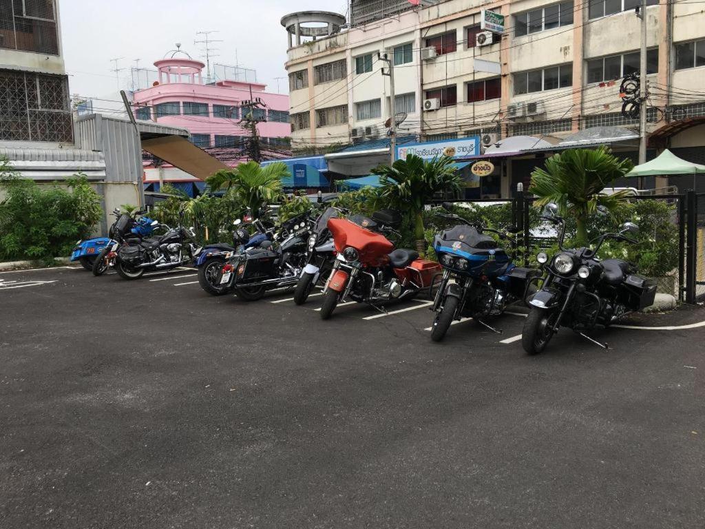 サンズ ホテル Ratchaburi エクステリア 写真